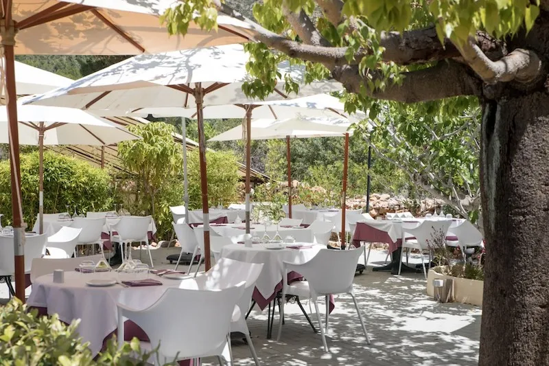 Le Gourmand restaurant tables in the garden