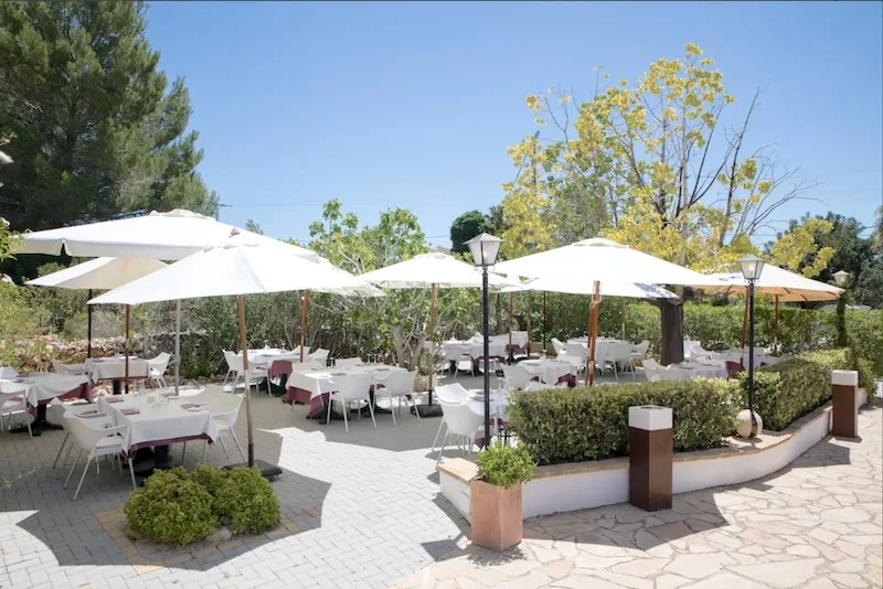 Le Gourmand restaurant wide view of the garden