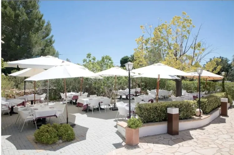 Le Gourmand restaurant wide view of the garden