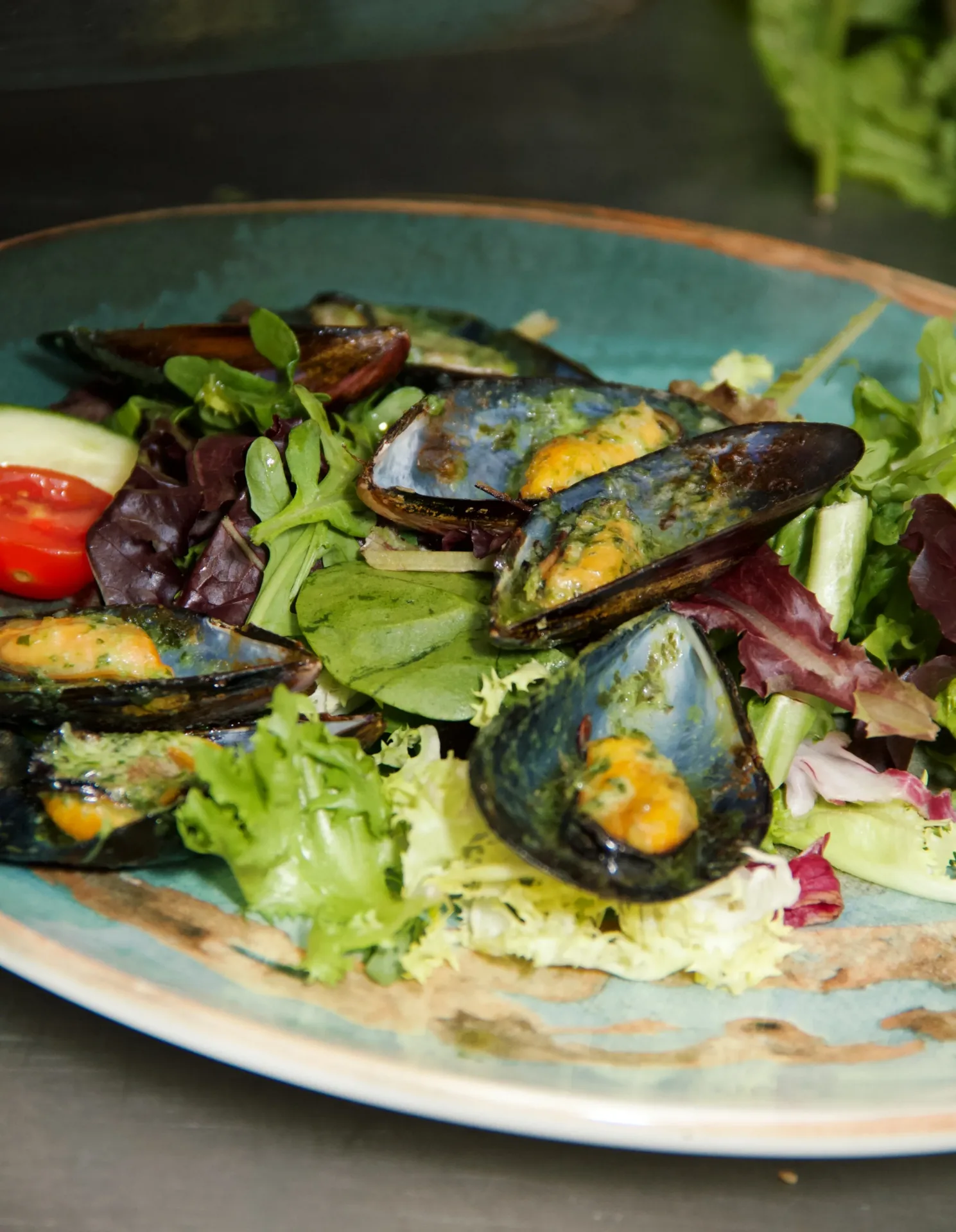 Mejillones frescos con salsa de hierbas y ensalada de temporada del menú del día en Le Gourmand Jávea