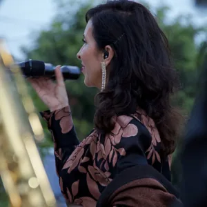 Actuación vocal en directo en Le Gourmand Jávea durante Les Mercredis Musicaux, con saxofón en primer plano en la terraza-jardín