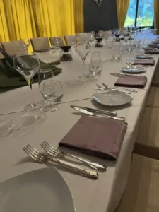 Mesa larga vestida para una comida de empresa en Le Gourmand, Jávea